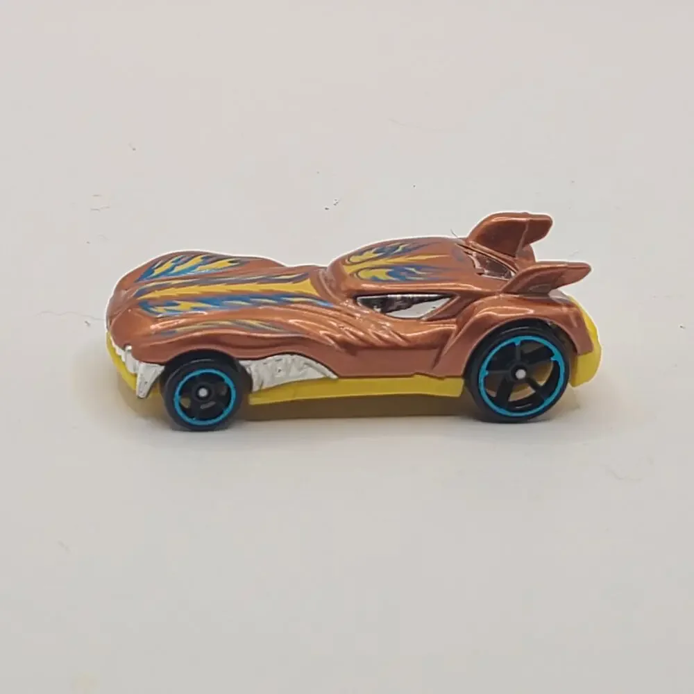 Hot Wheels Mattel Howlin Heat H23 Gold Yellow Flames R0949 Die Cast Auto 2010